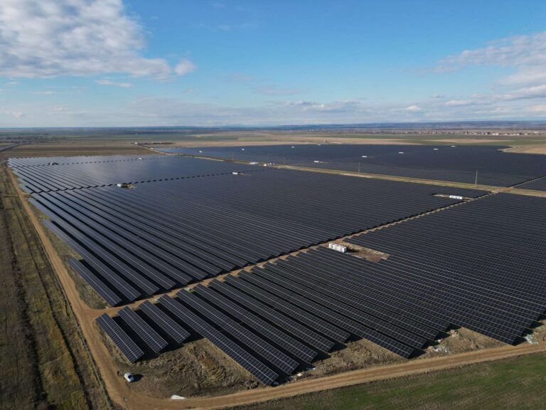 În Argeș, a fost inaugurat cel mai mare parc fotovoltaic din sud-estul Europei